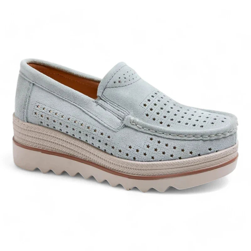 Orthopädischer Damenmokassin mit durchbrochenen Keilabsätzen aus Wildlederimitat