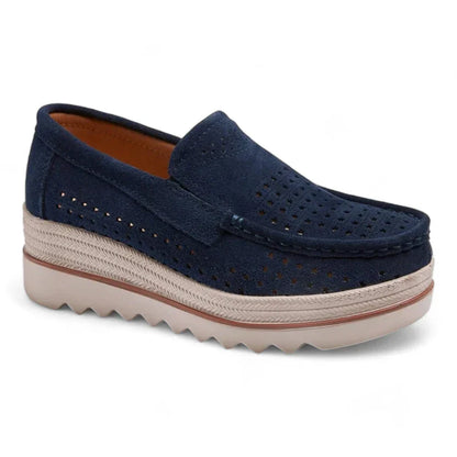 Orthopädischer Damenmokassin mit durchbrochenen Keilabsätzen aus Wildlederimitat