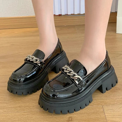 Stylische Damen-Lackmokassins mit bequemen Keilabsatz für optimalen Tragekomfort