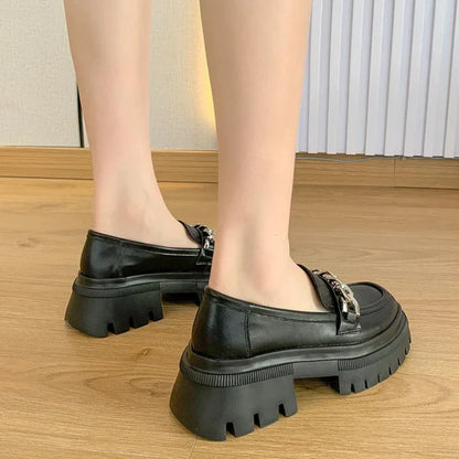 Stylische Damen-Lackmokassins mit bequemen Keilabsatz für optimalen Tragekomfort