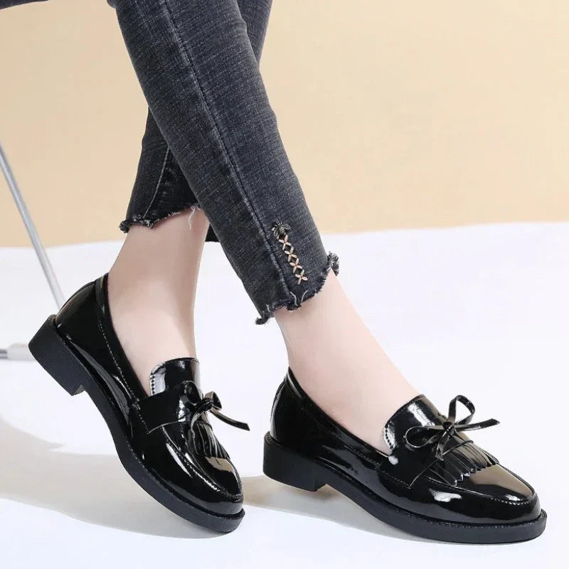 Elegante orthopädische Lackmokassins für Damen mit stilvollen Schleifen