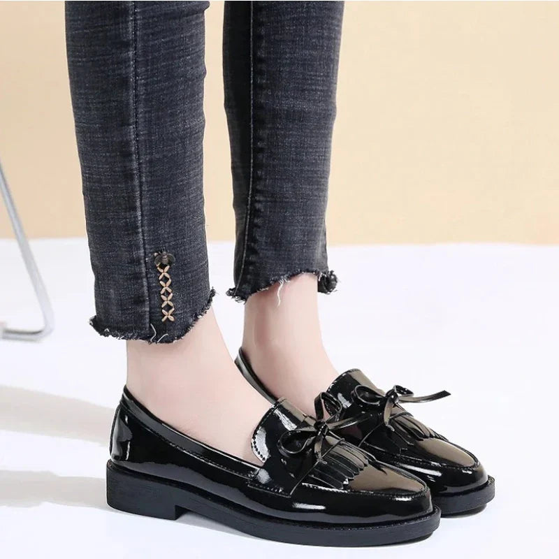 Elegante orthopädische Lackmokassins für Damen mit stilvollen Schleifen