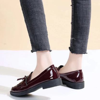 Elegante orthopädische Lackmokassins für Damen mit stilvollen Schleifen