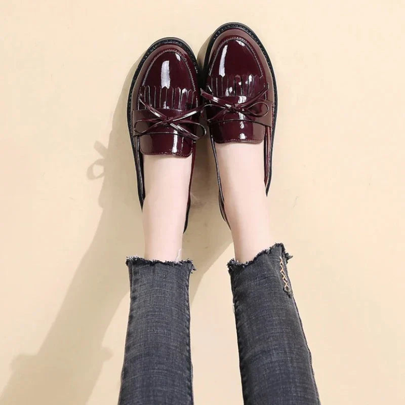 Elegante orthopädische Lackmokassins für Damen mit stilvollen Schleifen