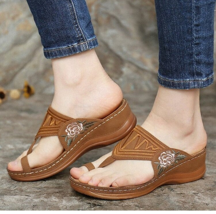 Orthopädische Damensandalen mit Blumenstickerei