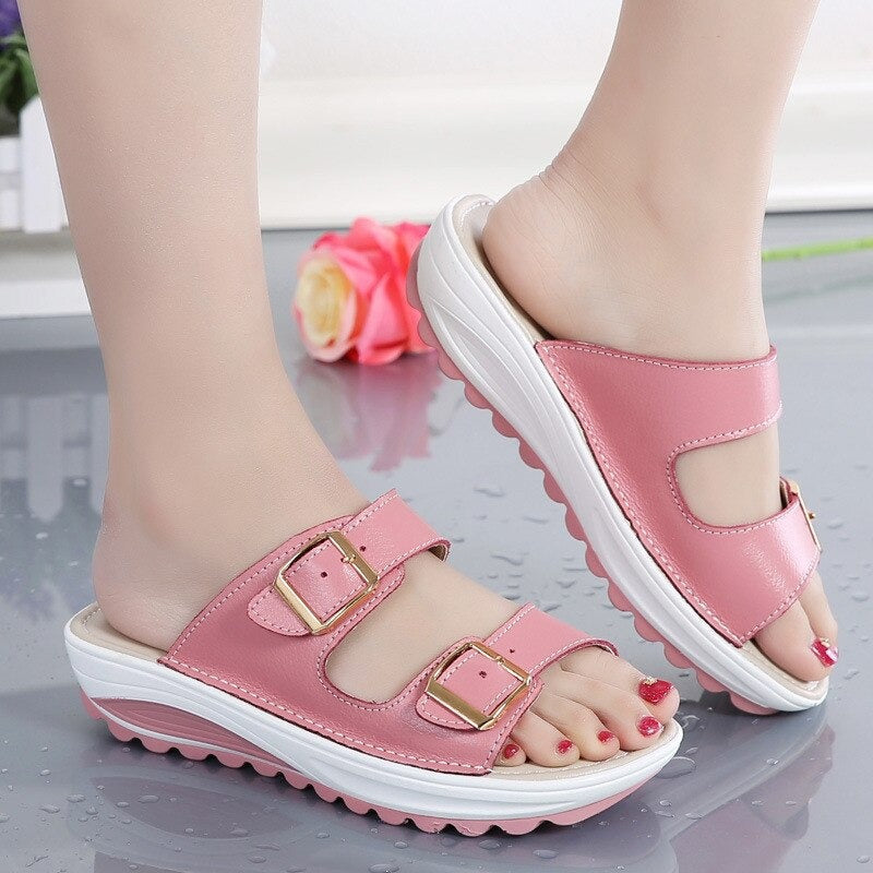 Stylische orthopädische Damensandalen mit komfortablem Keilabsatz