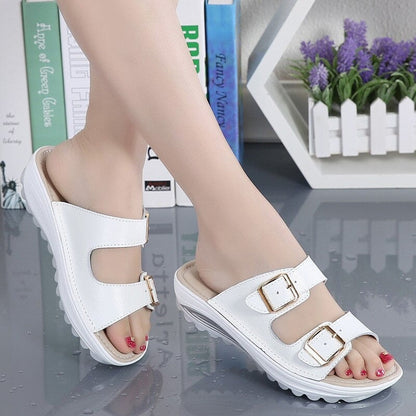 Stylische orthopädische Damensandalen mit komfortablem Keilabsatz