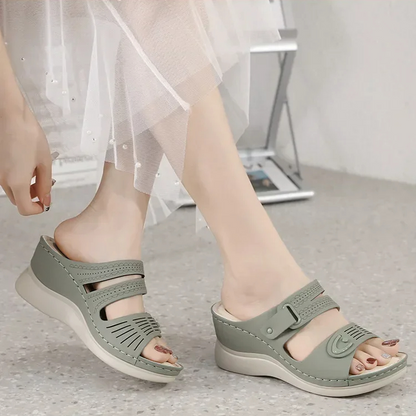 Orthopädische Sandale für Damen im lässigen Stil