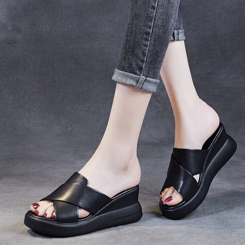 Stylische orthopädische Damensandalen mit modischen Schnallenriemen