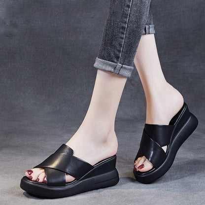 Stylische orthopädische Damensandalen mit modischen Schnallenriemen